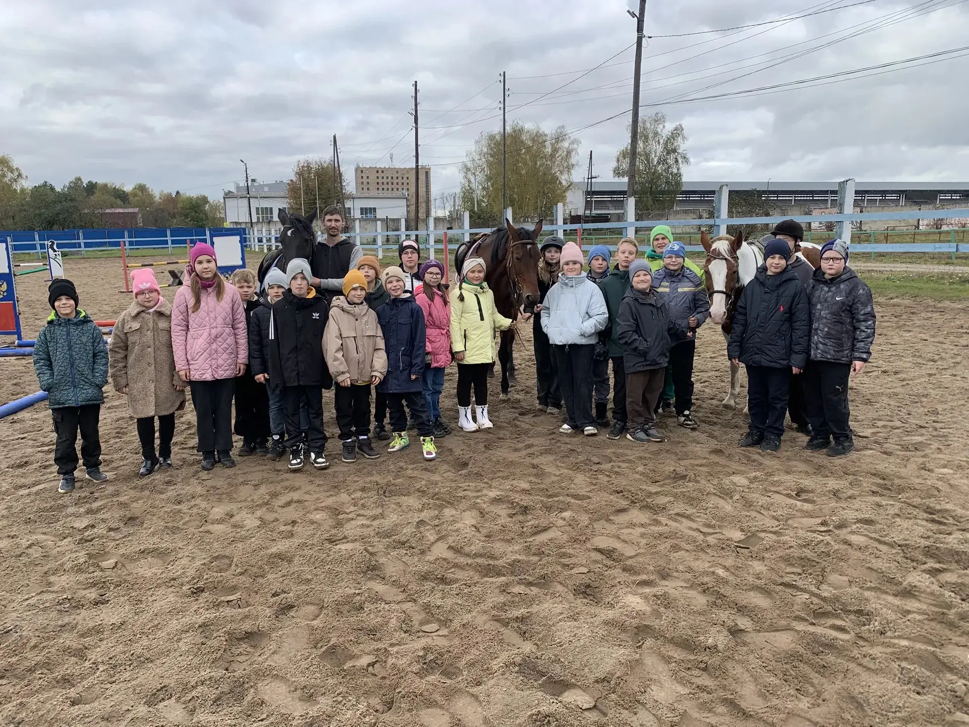 🏇Ребята 4а и 4в классов побывали с экскурсией в школе по конному спорту и получили нез...