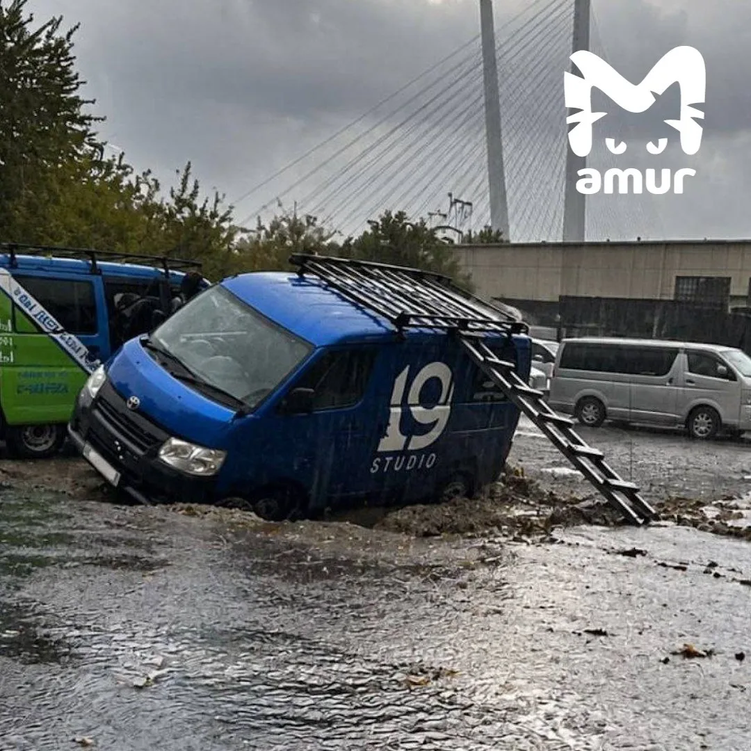 Асфальт провалился под припаркованной машиной из-за ливня во Владивостоке.