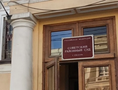 Обвиняемый в гибели рязанки от упавшей глыбы льда получил условный срок. Об этом сообща...