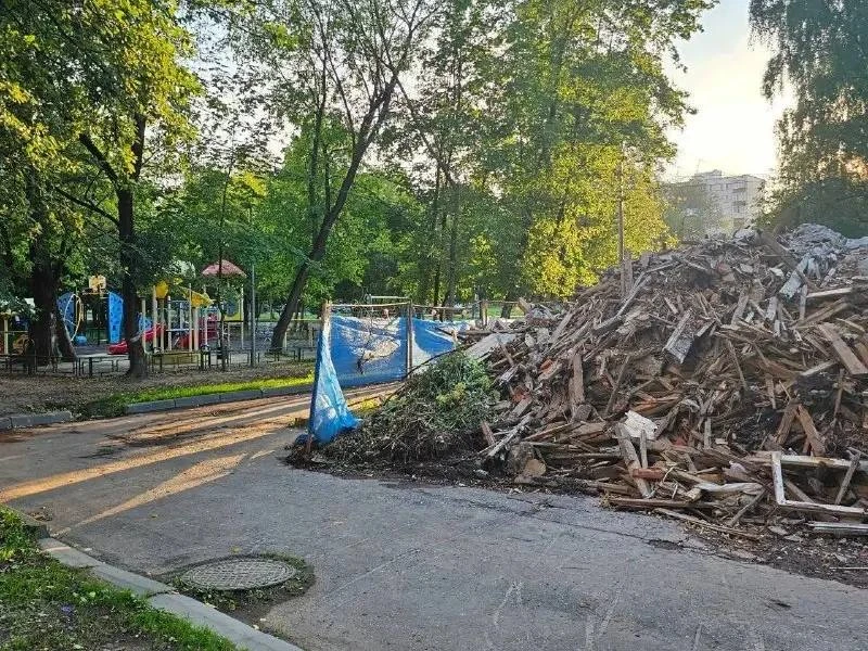 🏗️ В Щербинке двор несколько месяцев завален строймусором