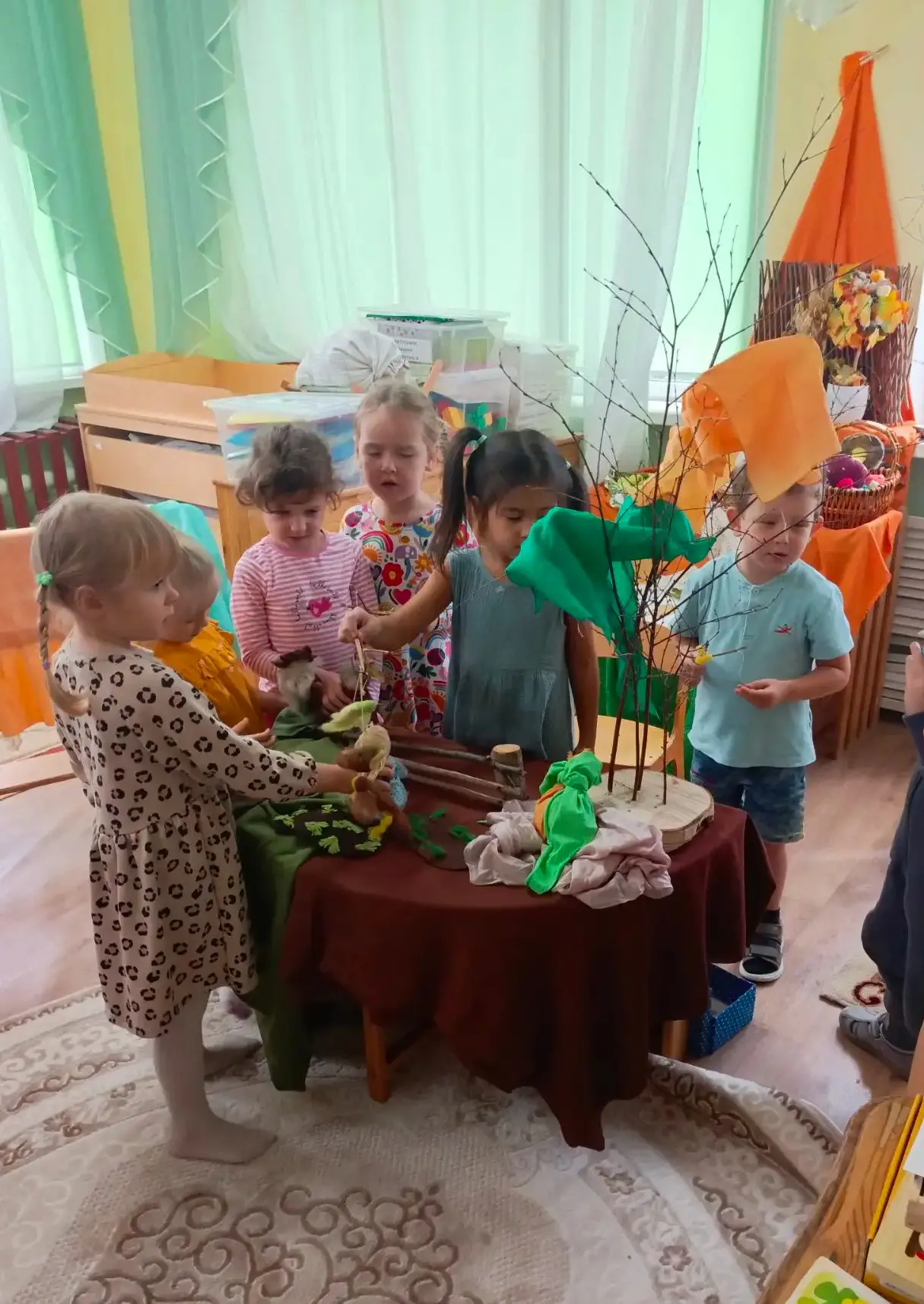 В группе «Колосок» кипит творческая жизнь! Ребята успевают всё: и роли учить, и кистью ...