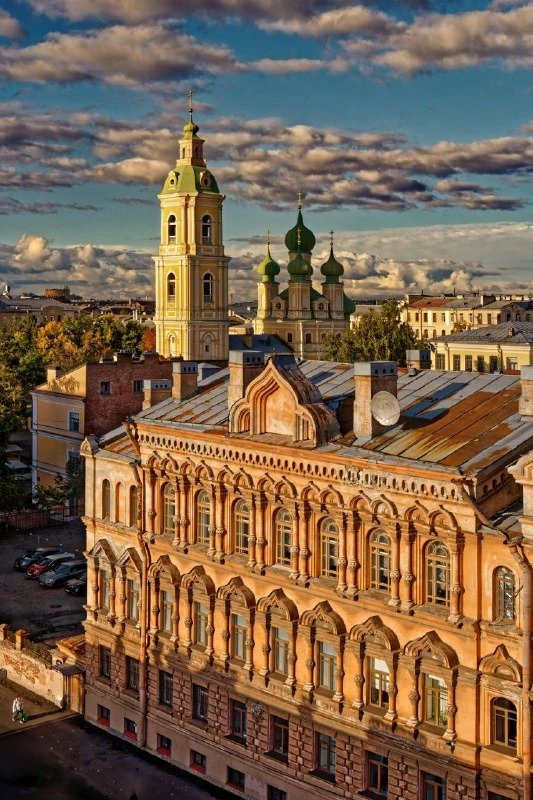 Не "парадный Петербург", но и не "мрачные задворки".