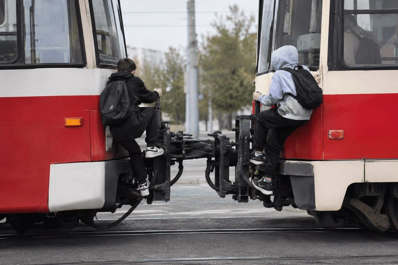 😡🚋 В Волжском подростки подвергают себя смертельной опасности, цепляясь за трамваи