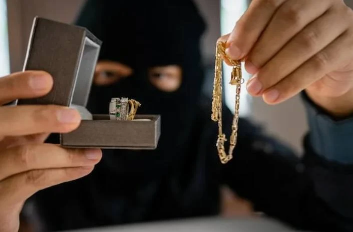 ⚡️Бывшую сотрудницу ювелирного магазина заподозрили в краже трёх золотых цепей
