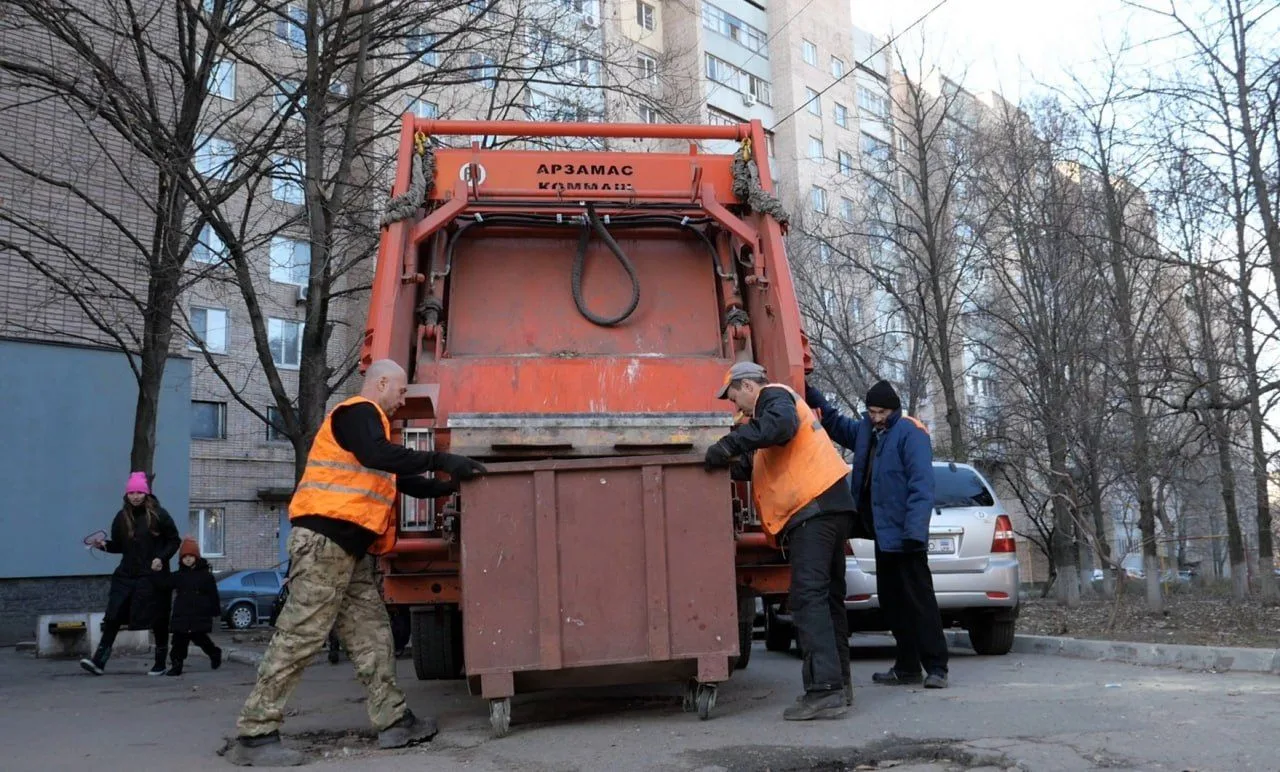 В Луганске начнут следить за вывозом мусора по камерам.