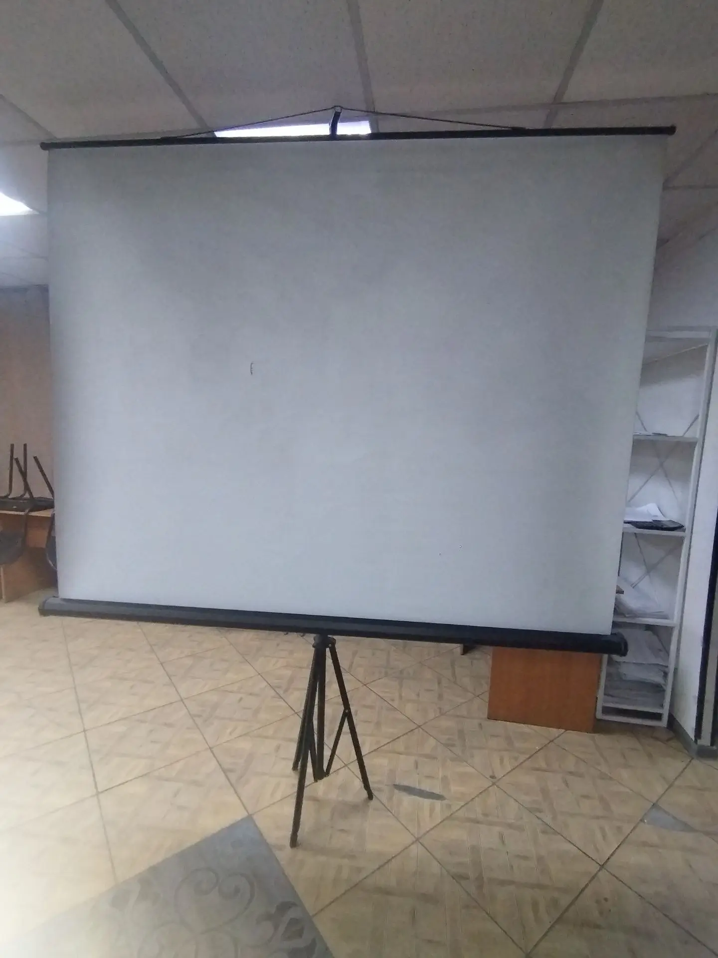 Продам экран для проектора на треноге, 200х200 см, цена 6000 руб, тел. 89133545454