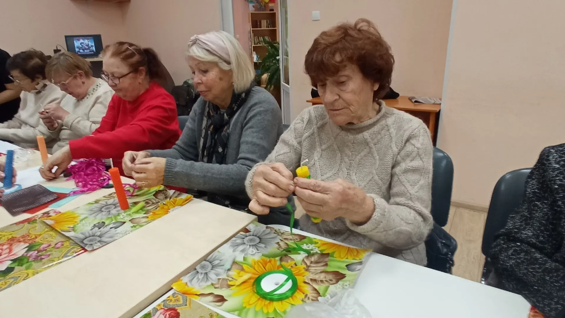 В канун Дня пожилого человека в гости к Дневному отделению пришли волонтеры-студенты ЛЭ...