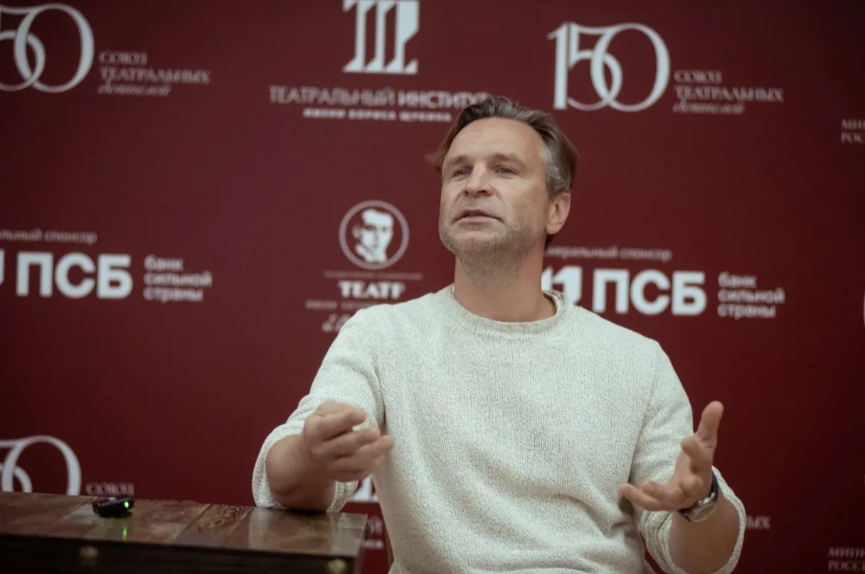 Виктор Добронравов встретился с участниками Международной Вахтанговской школы СТД РФ
