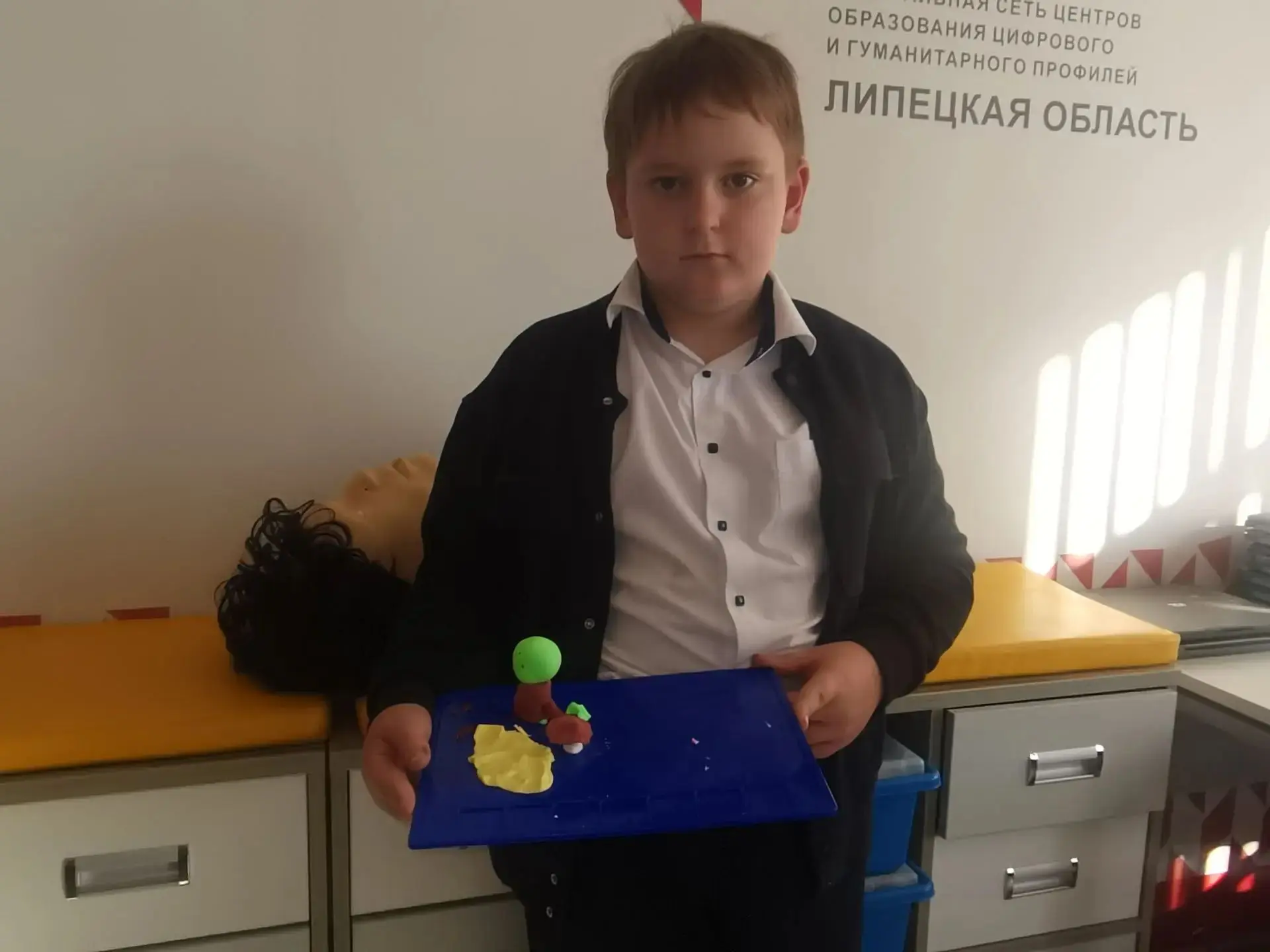 Дети, сосредоточенно склонив головы, усердно разминают яркие кусочки пластилина . Больш...