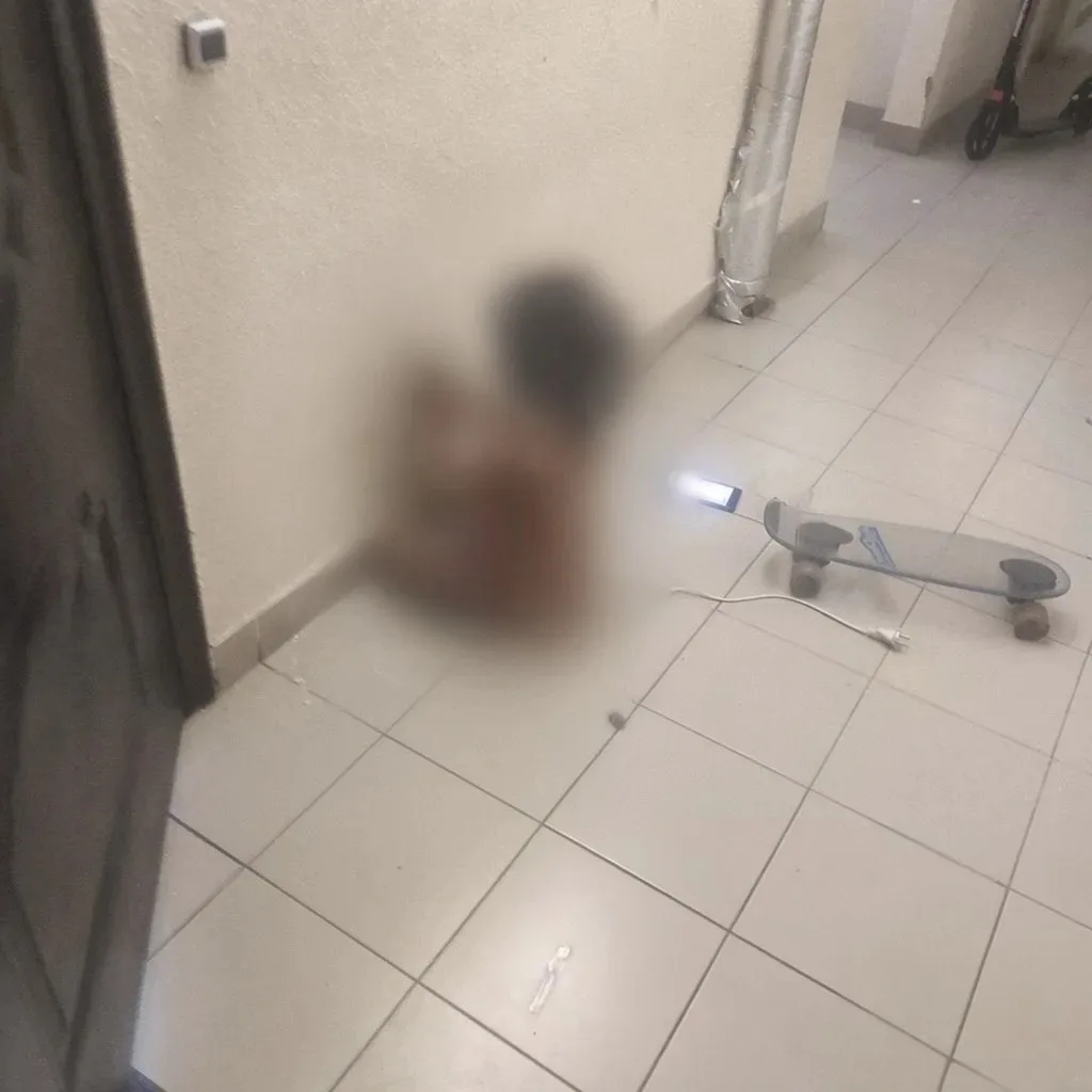 В Петербурге мать выставила голую маленькую дочь на лестничную клетку