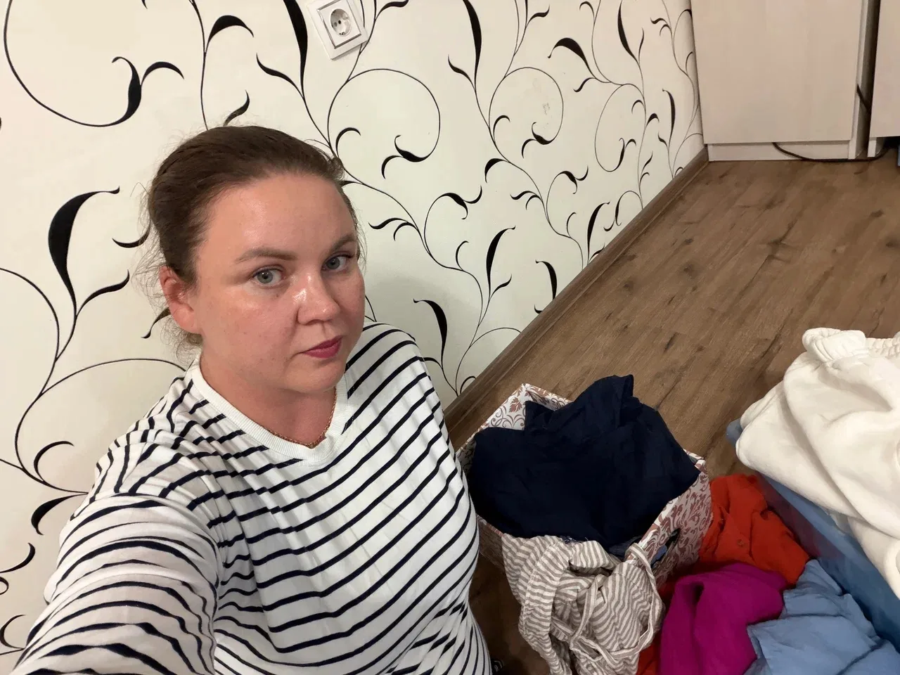 В нашем доме дали отопление. Батареи включили, и теперь у меня в квартире жара, а я все...