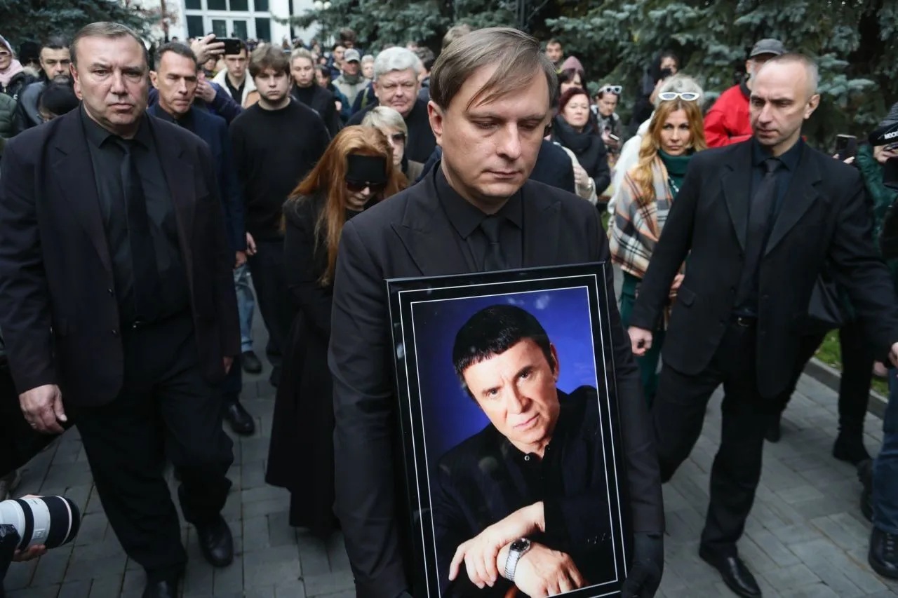 В Москве состоялось прощание с Анатолием Кашпировским. На церемонию пришли десятки людей.