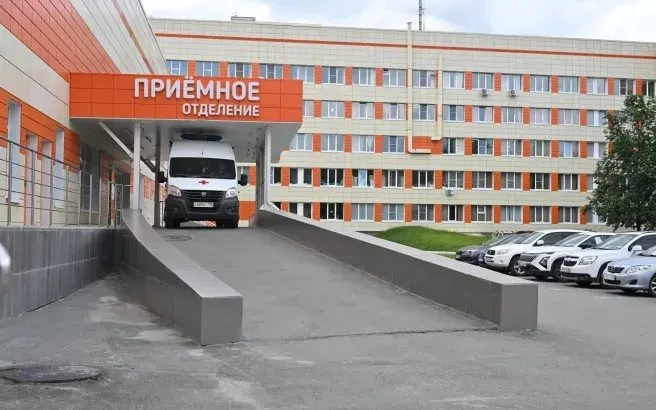 Врачи двух свердловских больниц спасли 17-летнюю Анну, сбитую автомобилем. Девушка полу...