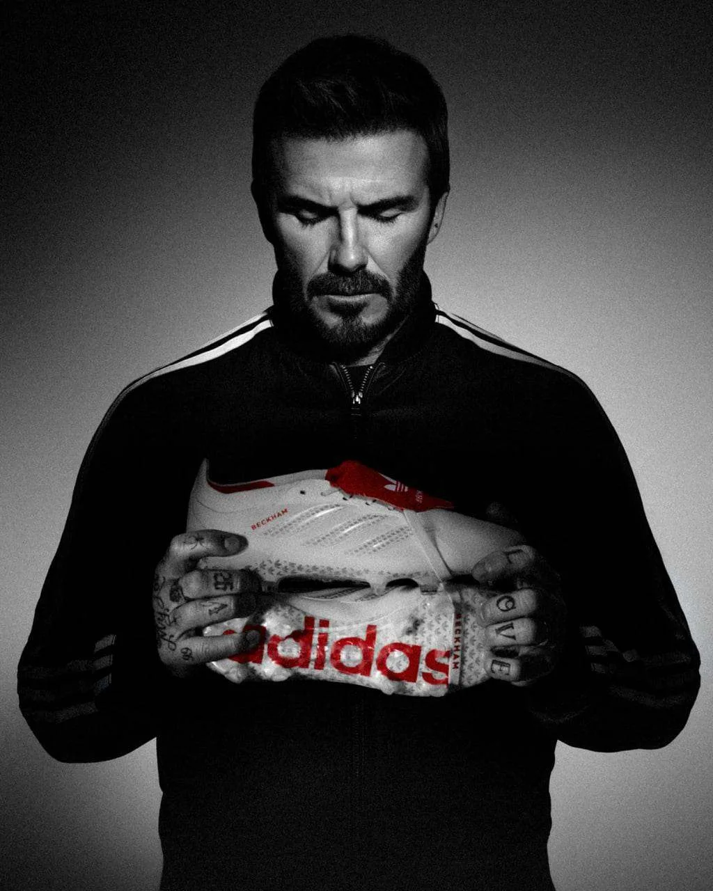 ⚽️ Adidas выпустила бутсы в честь легендарного гола Дэвида Бекхэма!