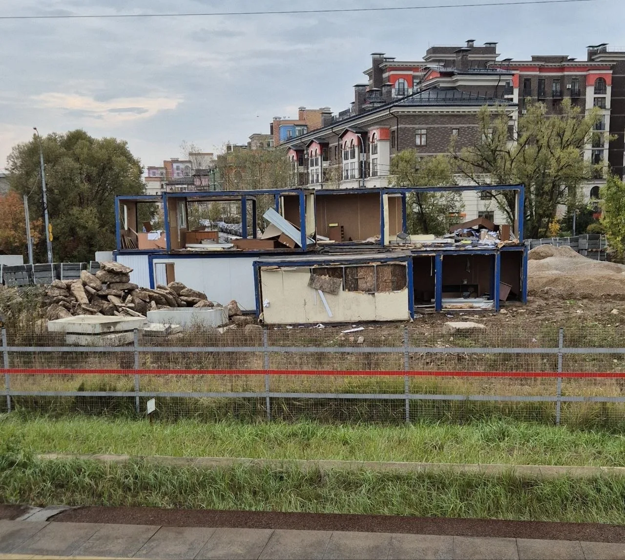 🏘️ Печального вида скелеты бытовок на фоне красивых домов у станции МЦД «Опалиха».
