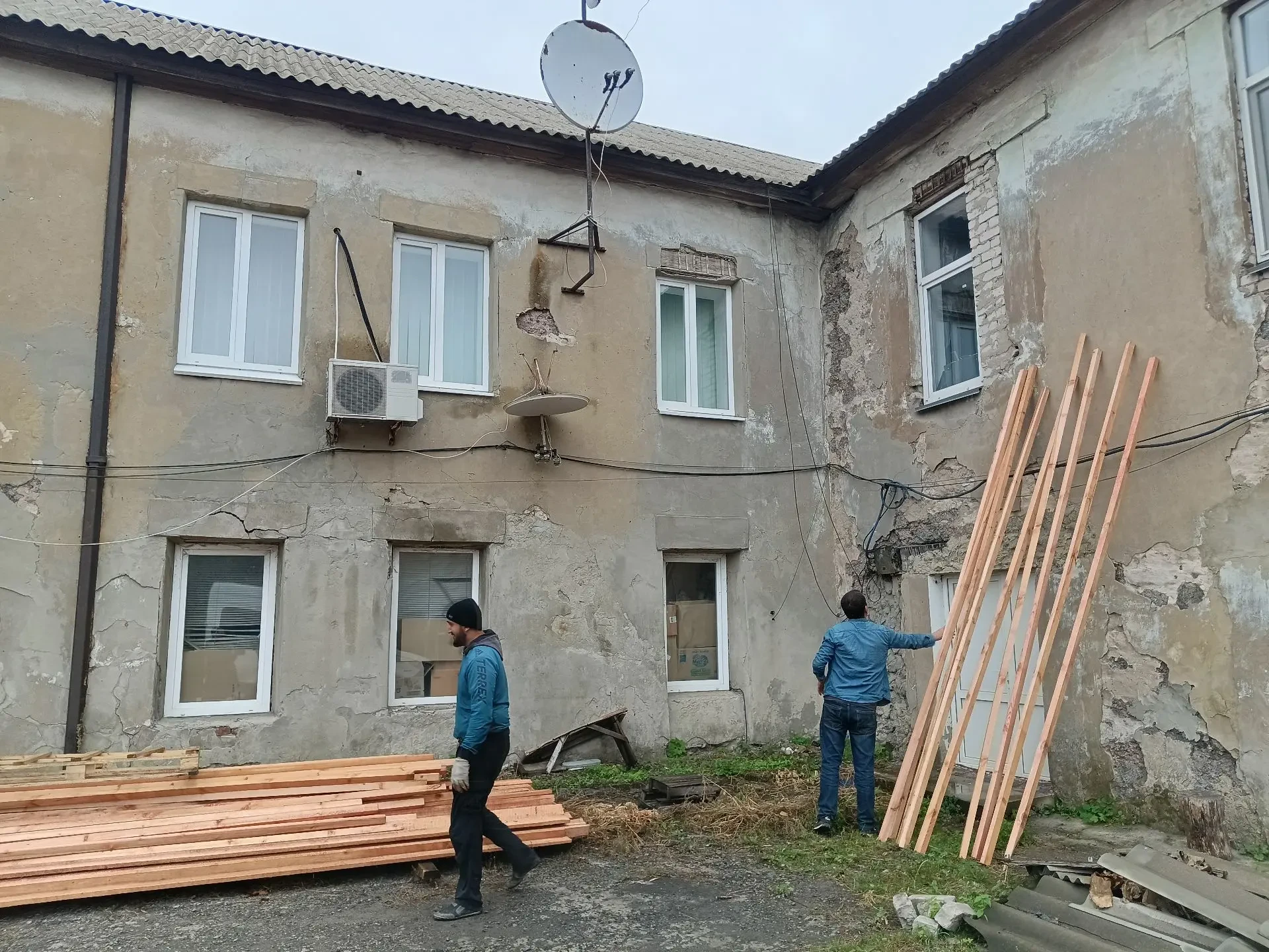 🏫 В Ровеньках начаты подготовительные работы по капитальному ремонту кровли Детской ху...