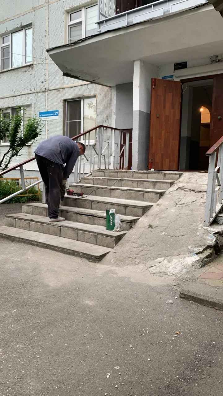 ул.Владикавказская, д.29. Ремонт ступеней у входа в подъезд.