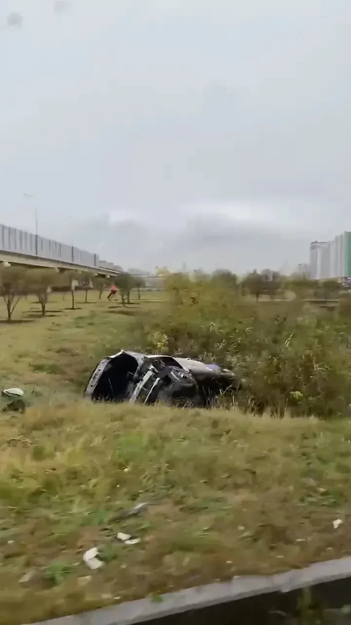 Каршеринг улетел в овраг на кольце Пермякова - Федюнинского