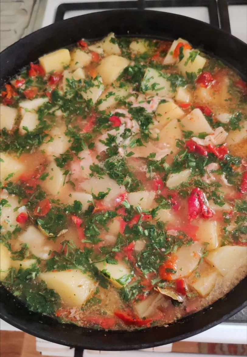У меня тушится картошка с курицей, овощами и зеленью 👌😋 Приглашаю 🤗