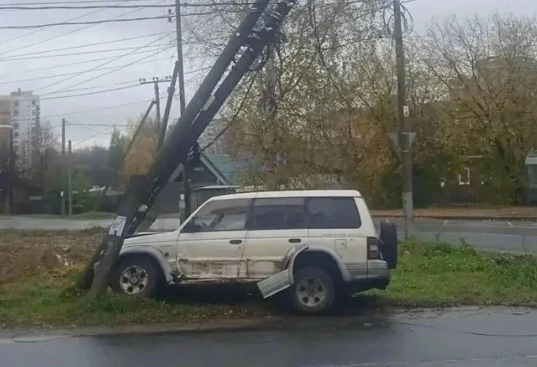 ⚡ Водитель в Перми сбил опору ЛЭП — микрорайон остался без света ⚡