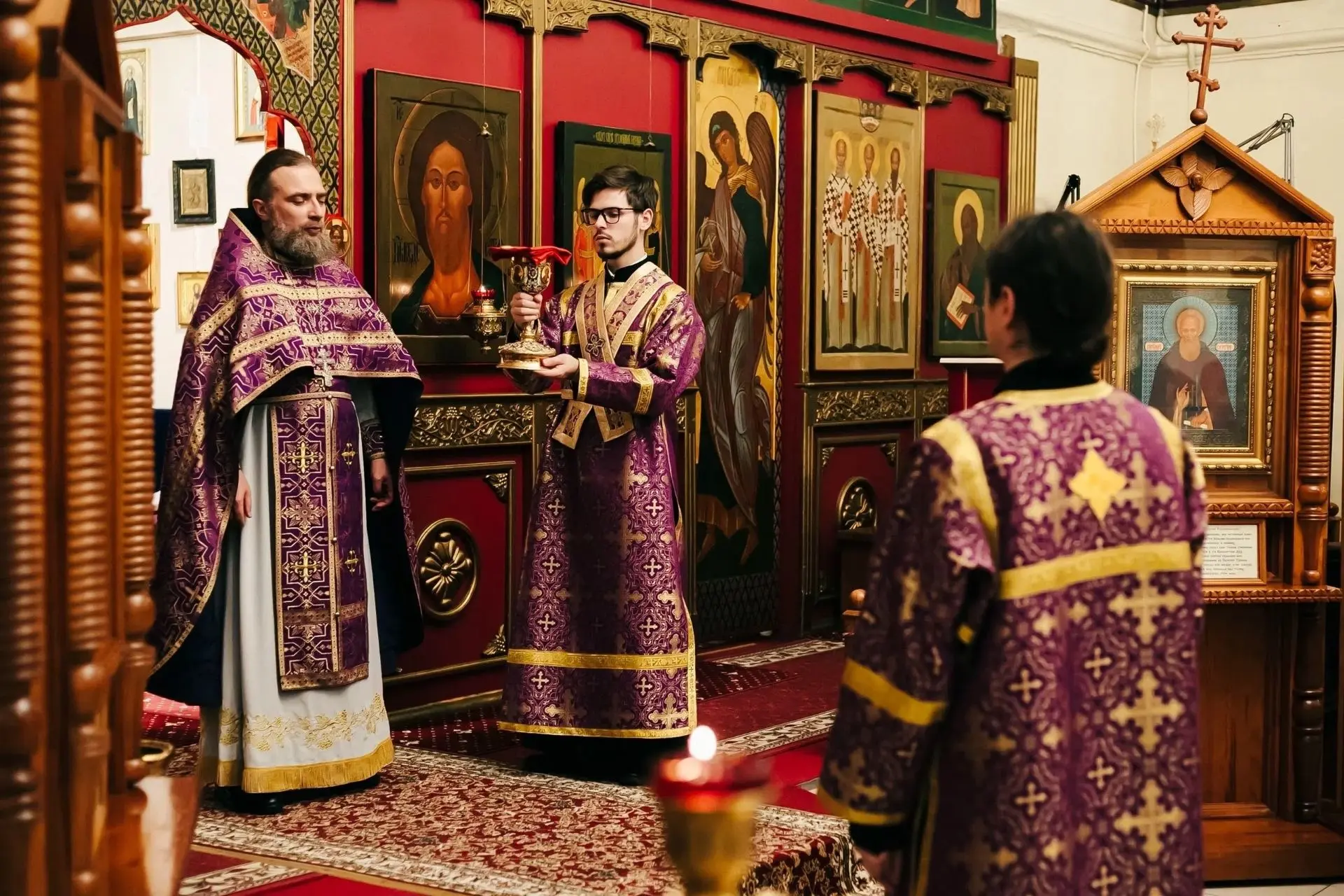 В храме во имя Михаила Архангела совершили ночную Литургию, объединившую участников пра...