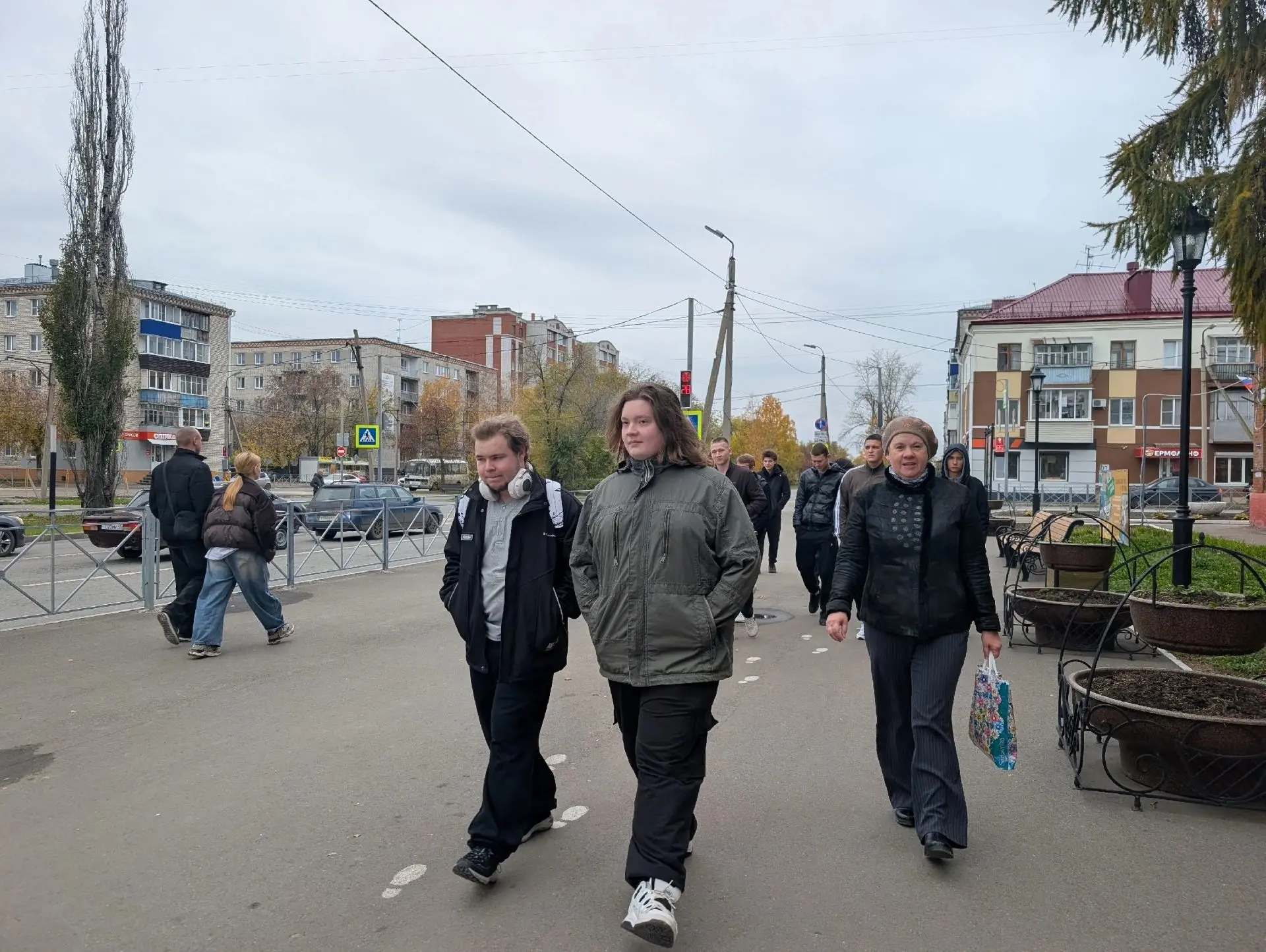 По улице Веселой пешком