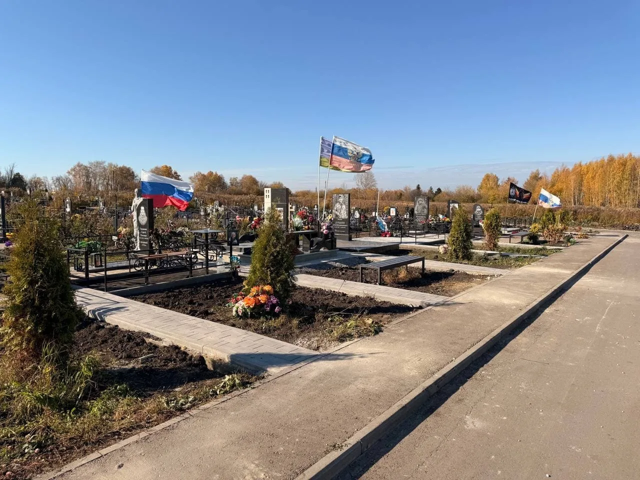 📸 В Плавске благоустраивают территорию у захоронений воинов​