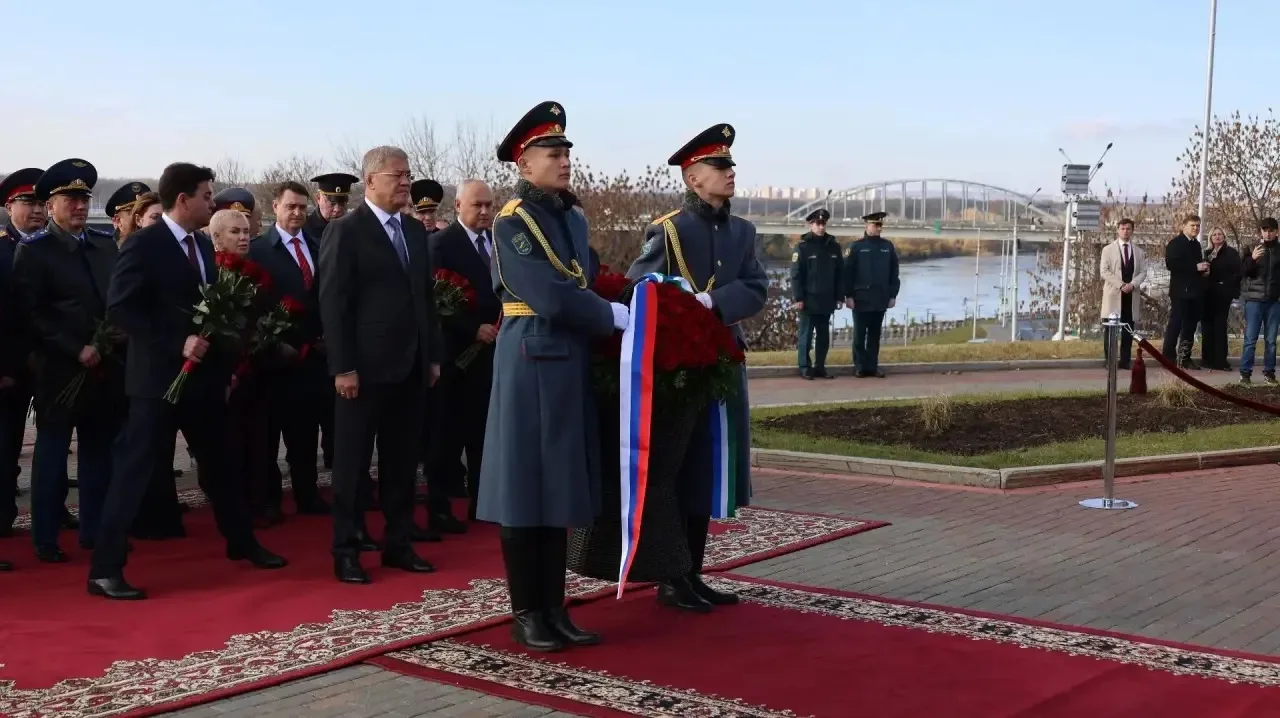 Первый заместитель руководителя следственного управления принял участие в возложении цв...