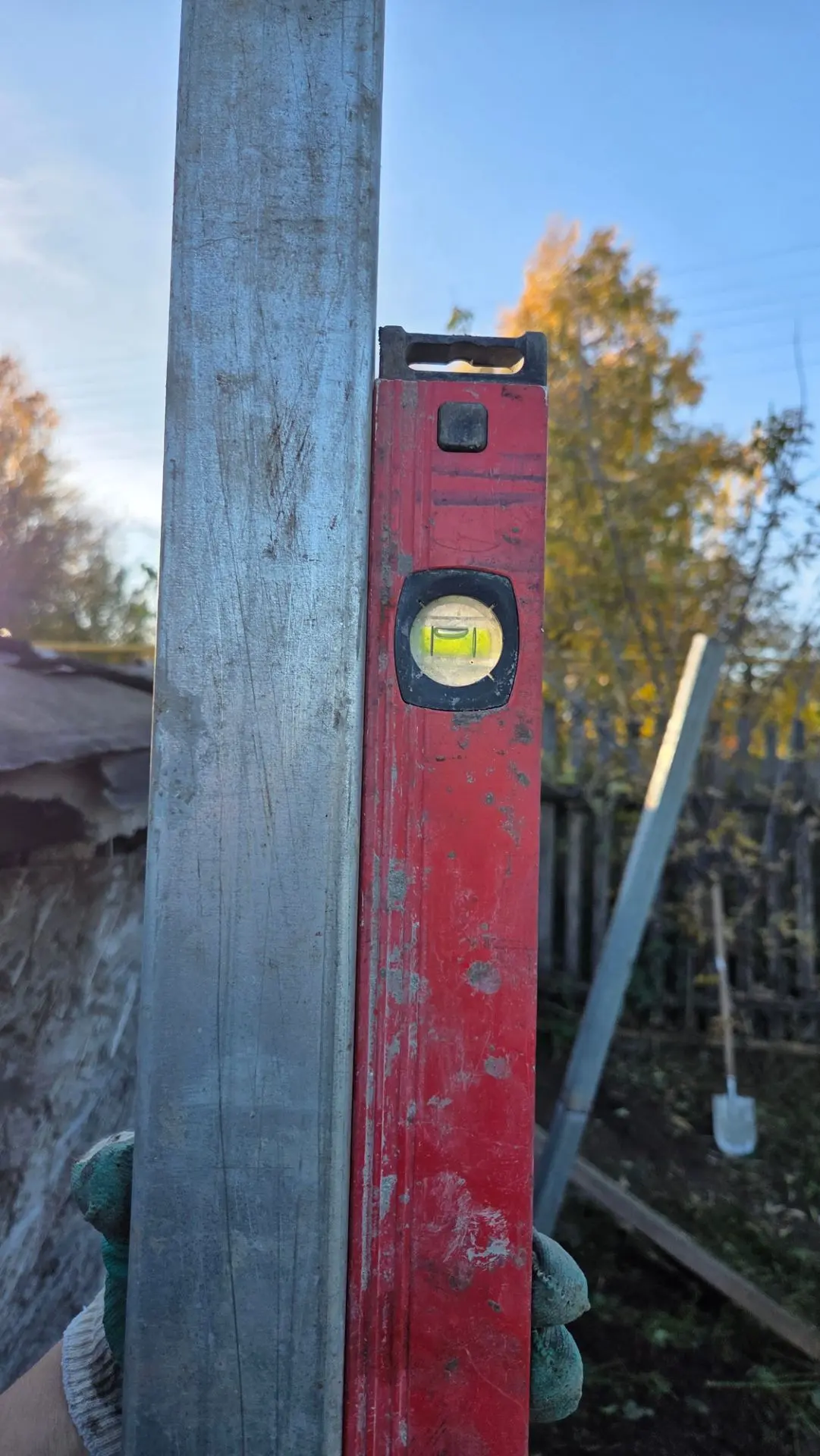 Начали строительство забора длиной 55 метров 🚧🧱📏