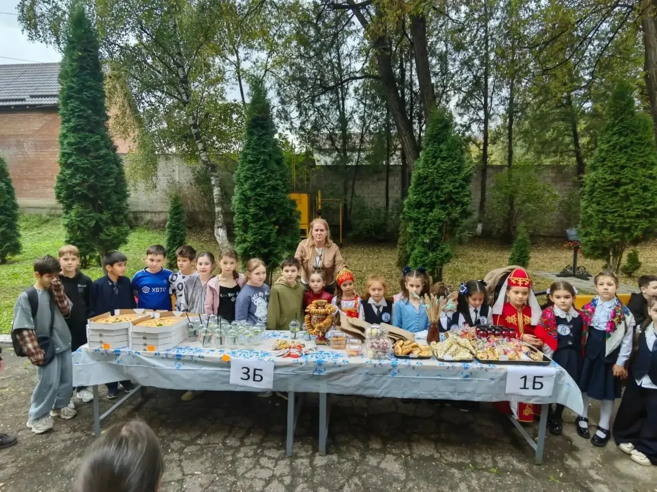 Ярмарка в МБОУ Лицее № 8 бьёт ключом — праздник получился по-настоящему ярким и душевны...