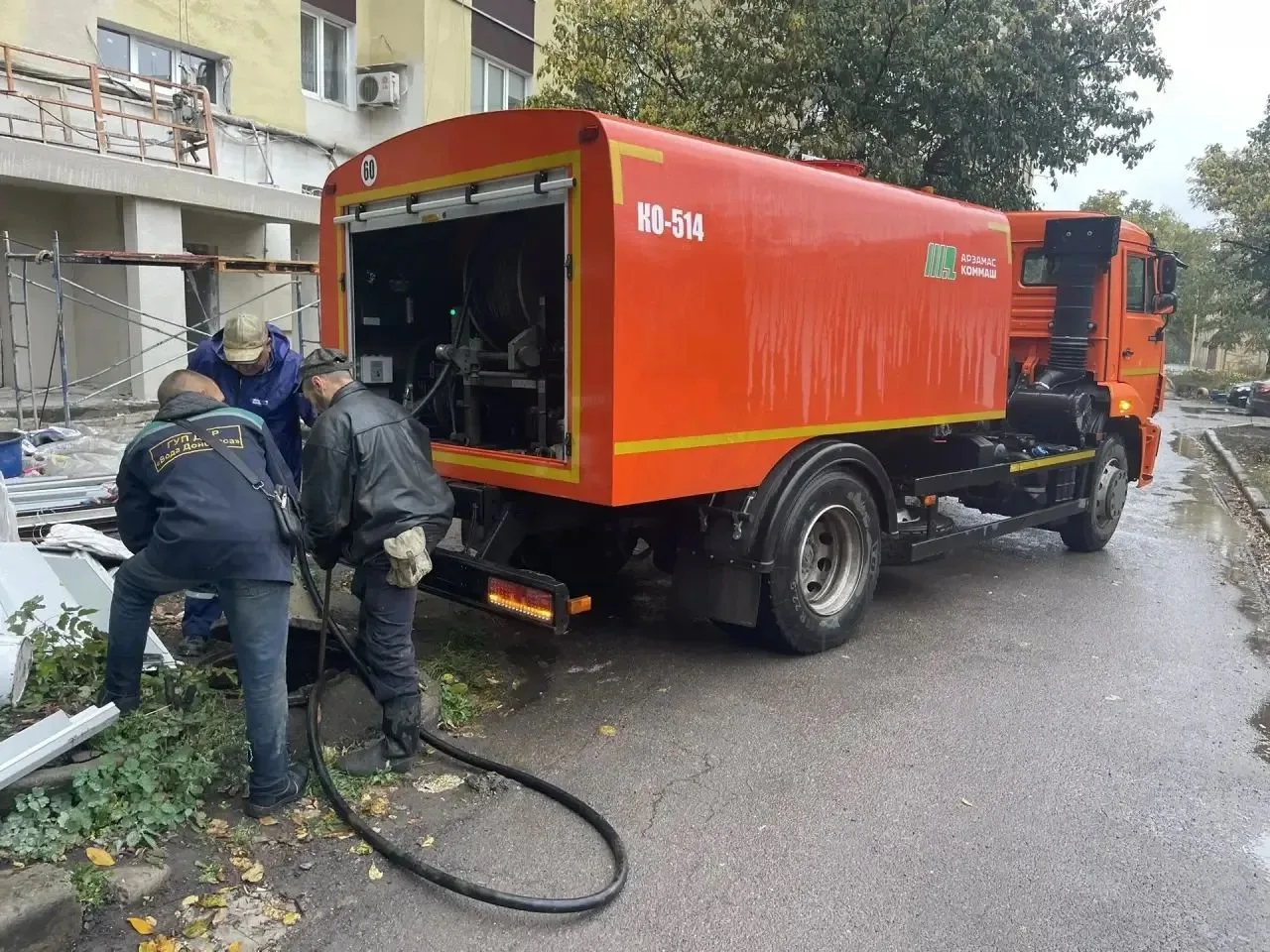 В Макеевке прочищают канализацию на площади Грибиниченко
