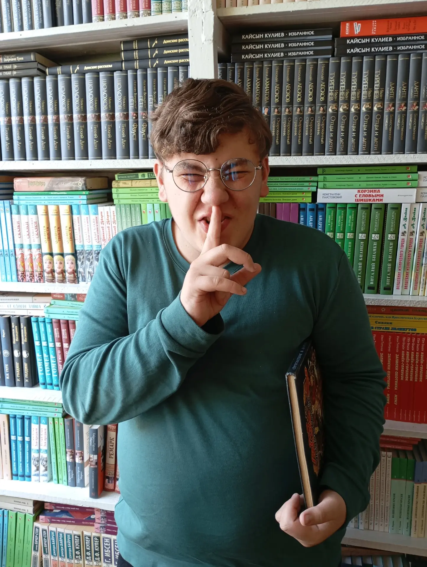Ко Всемирномю Дню чтения в нашей школе прошла акция #ЯиКнига.