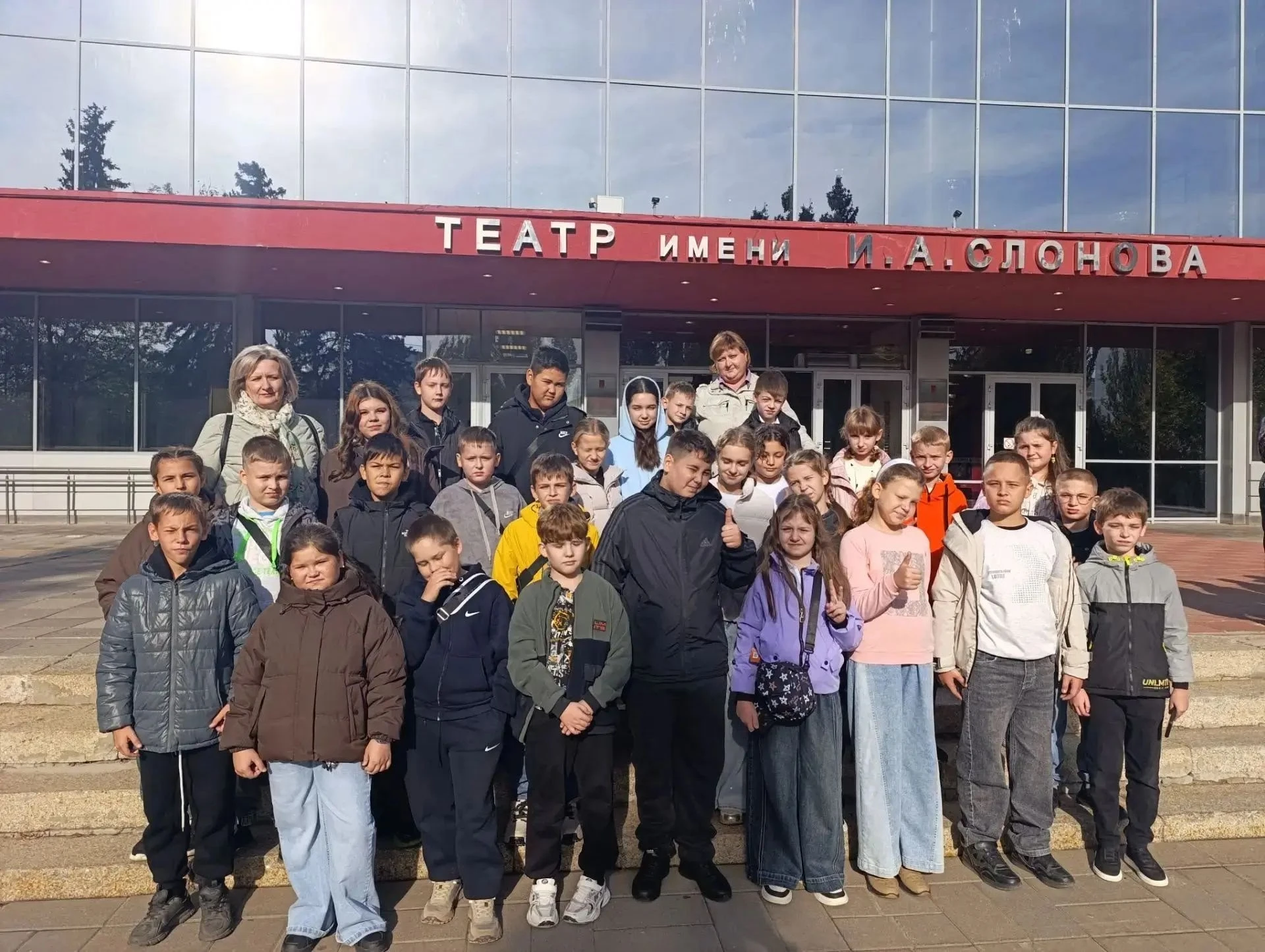 Школьники побывали на спектакле и в музее древнего оружия