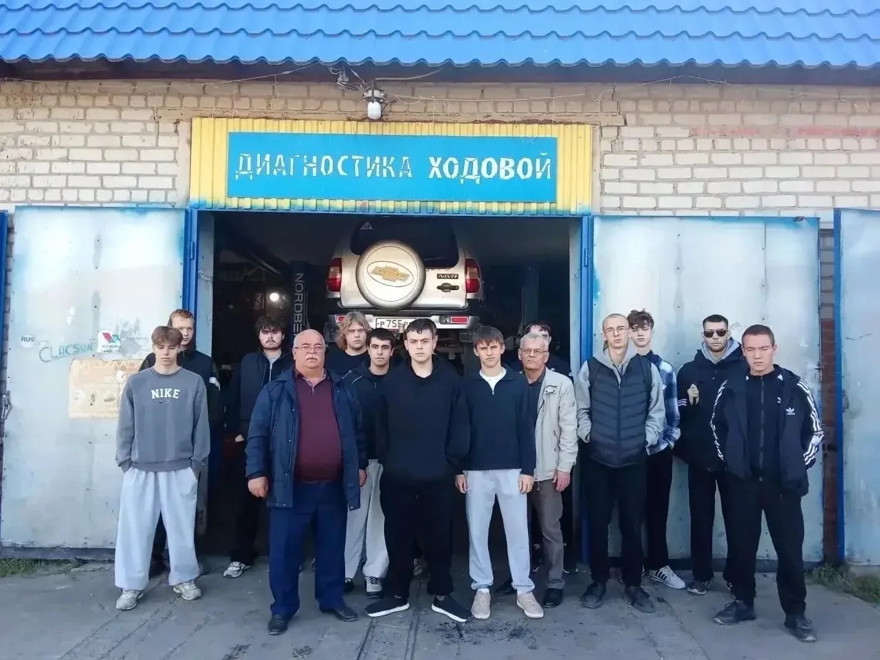Студенты второго курса, которые осваивают профессию «Мастер по ремонту и обслуживанию а...