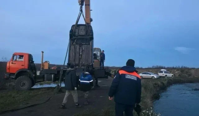 В Назаровском округе Красноярского края спасатели обнаружили затонувший автомобиль, в к...
