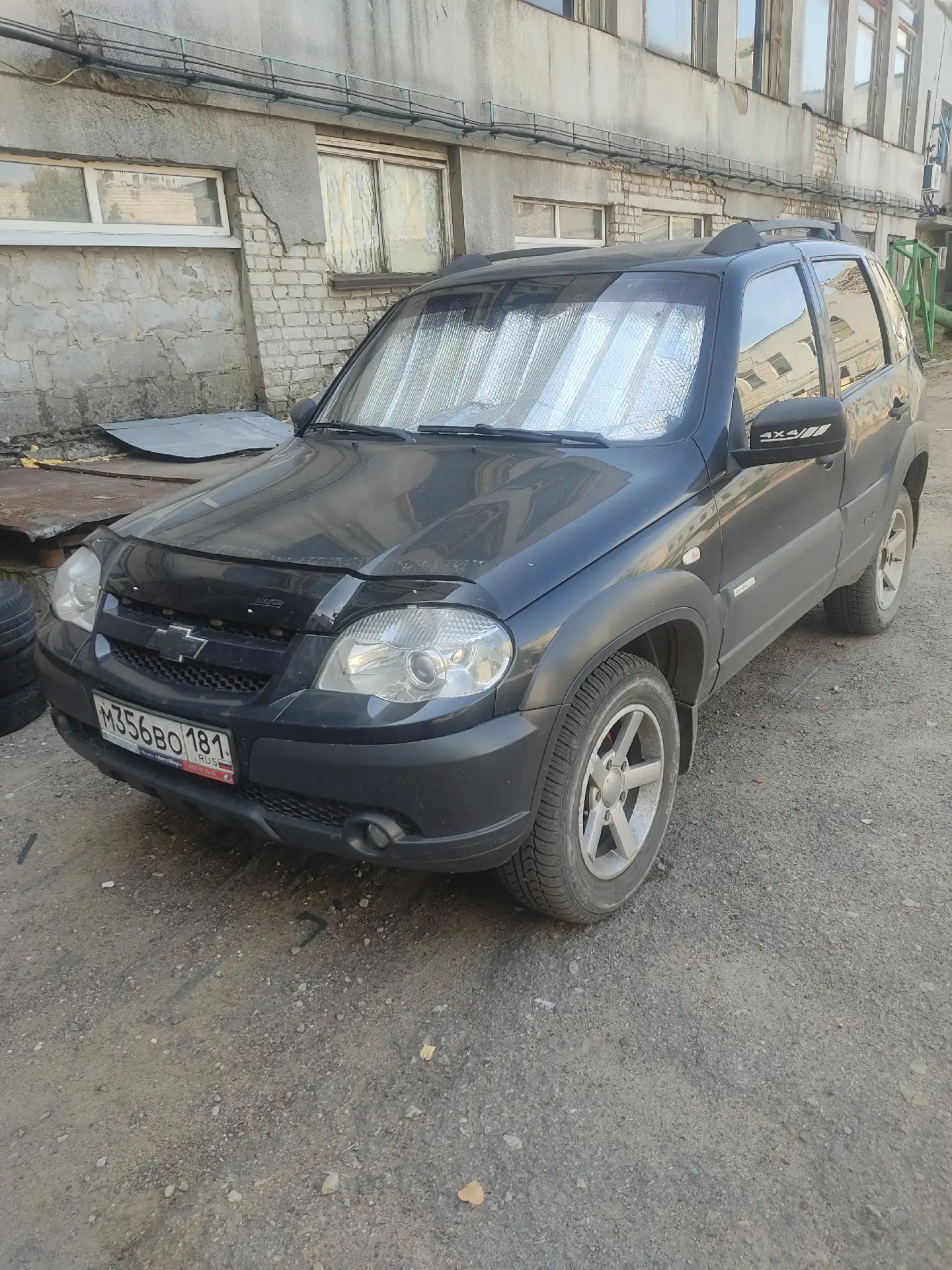 Chevrolet Niva 2012 год. На машину упало дерево, пострадала левая сторона, а именно лев...
