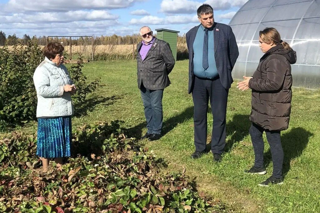 🌱🍓 Сельчанке из Угранского округа соцконтракт помог заложить плантацию итальянской кл...
