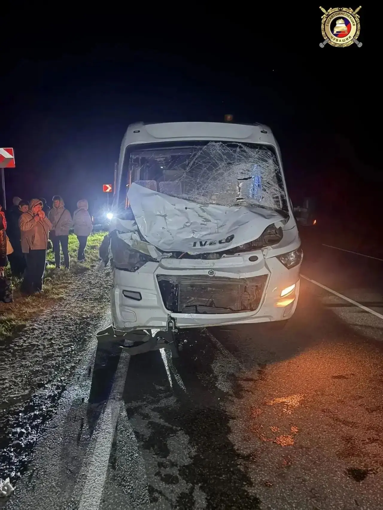 Туристический автобус сбил лося в Чувашии
