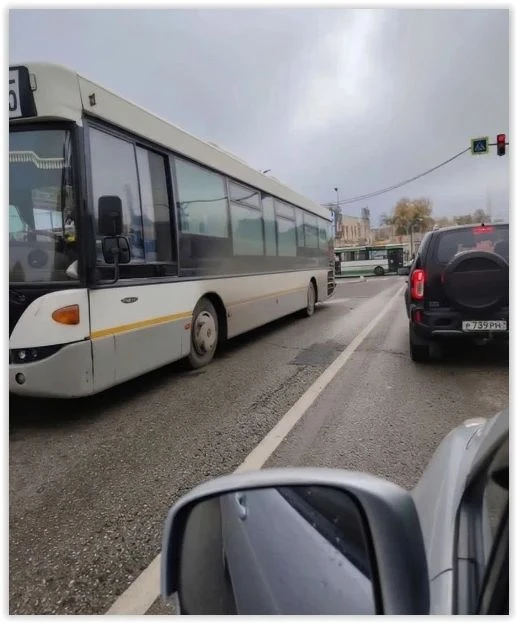 🚌 Автобус 11‑го маршрута провалился колесом в люк на улице Ушинского! 🚧