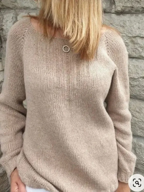 🧶 Простое изделие, обыгранное изнаночными дорожками разной длины.