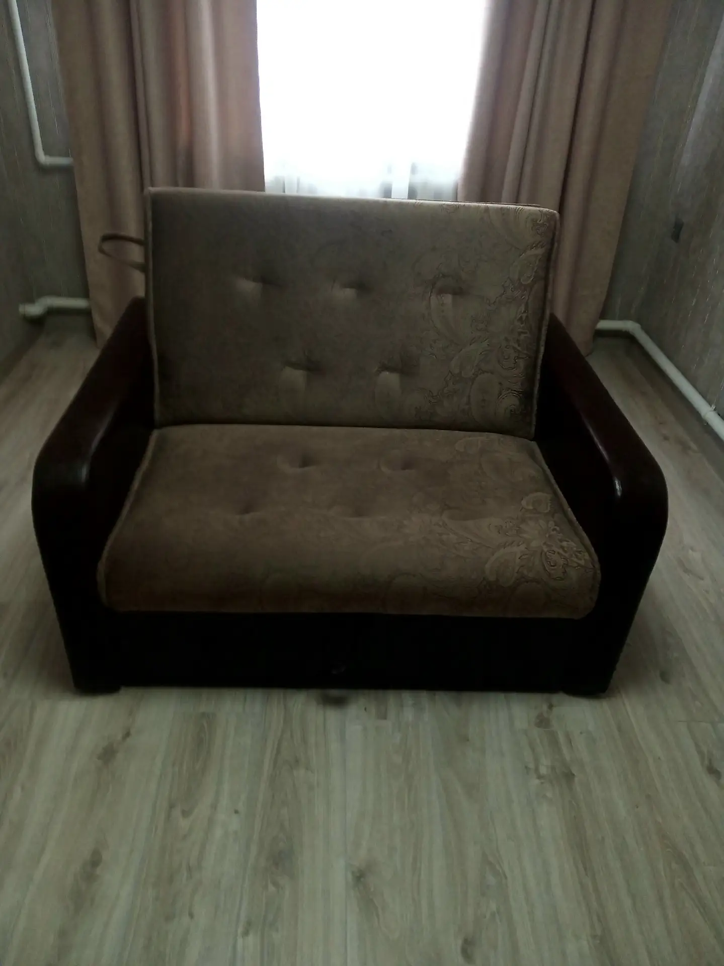 Диван раскладной,продаем,4000т.р.т89611403978