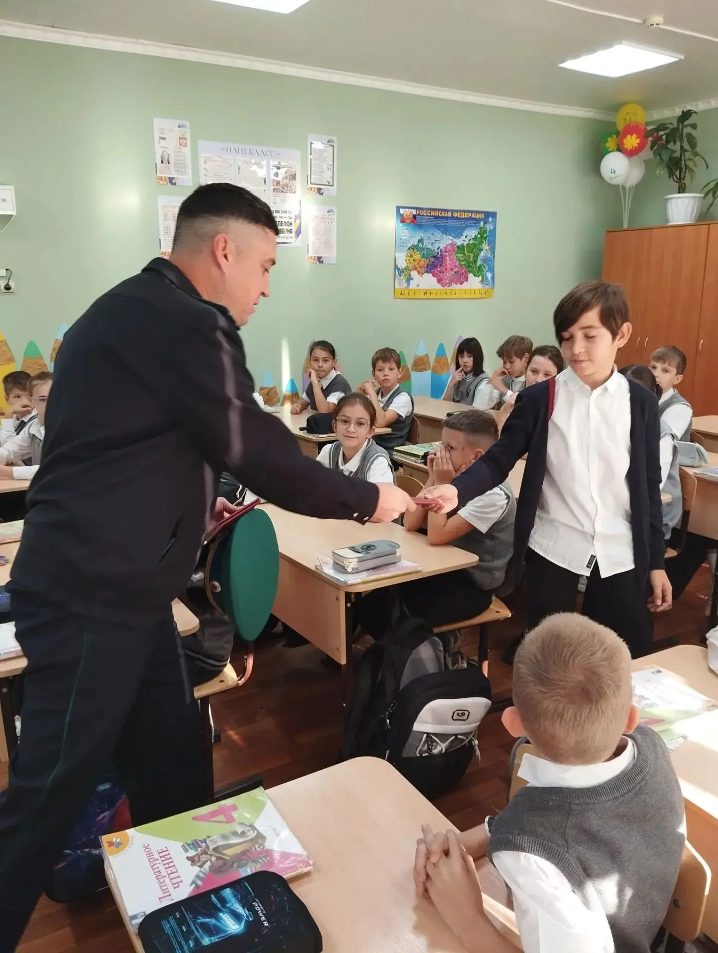 В МБОУ «Лицей №24» прошла акция «Мой главный пример», приуроченная к грядущему Дню отца.