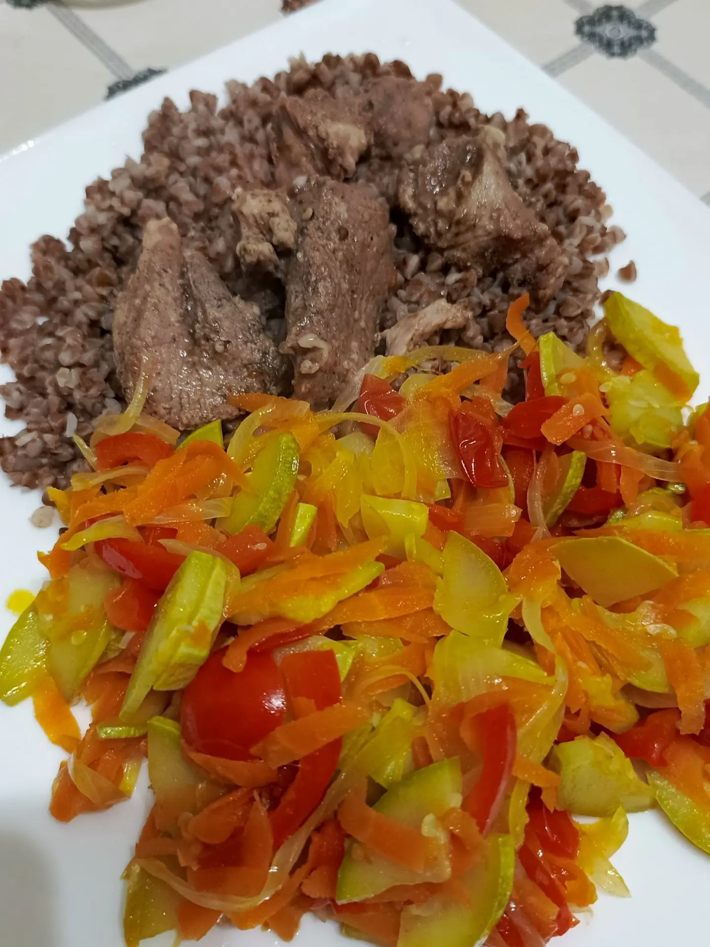 На ужин гречка с мяском и горячий салат (кабачки, перец, лук, морковь, помидоры)