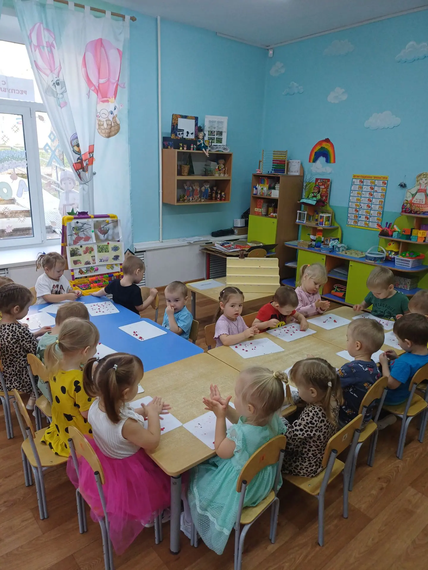 Группа Лучики продолжает знакомиться с признаками загадочной и яркой осени! По просьбе ...
