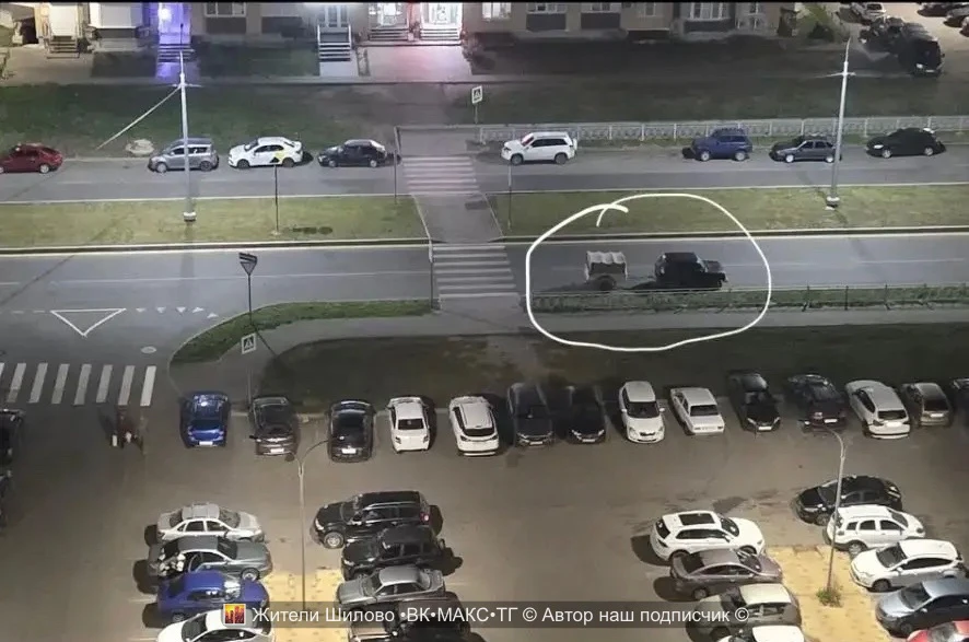 Вот очередной умник поставил свою колымагу, как людям выехать с парковки, не нарушив пр...