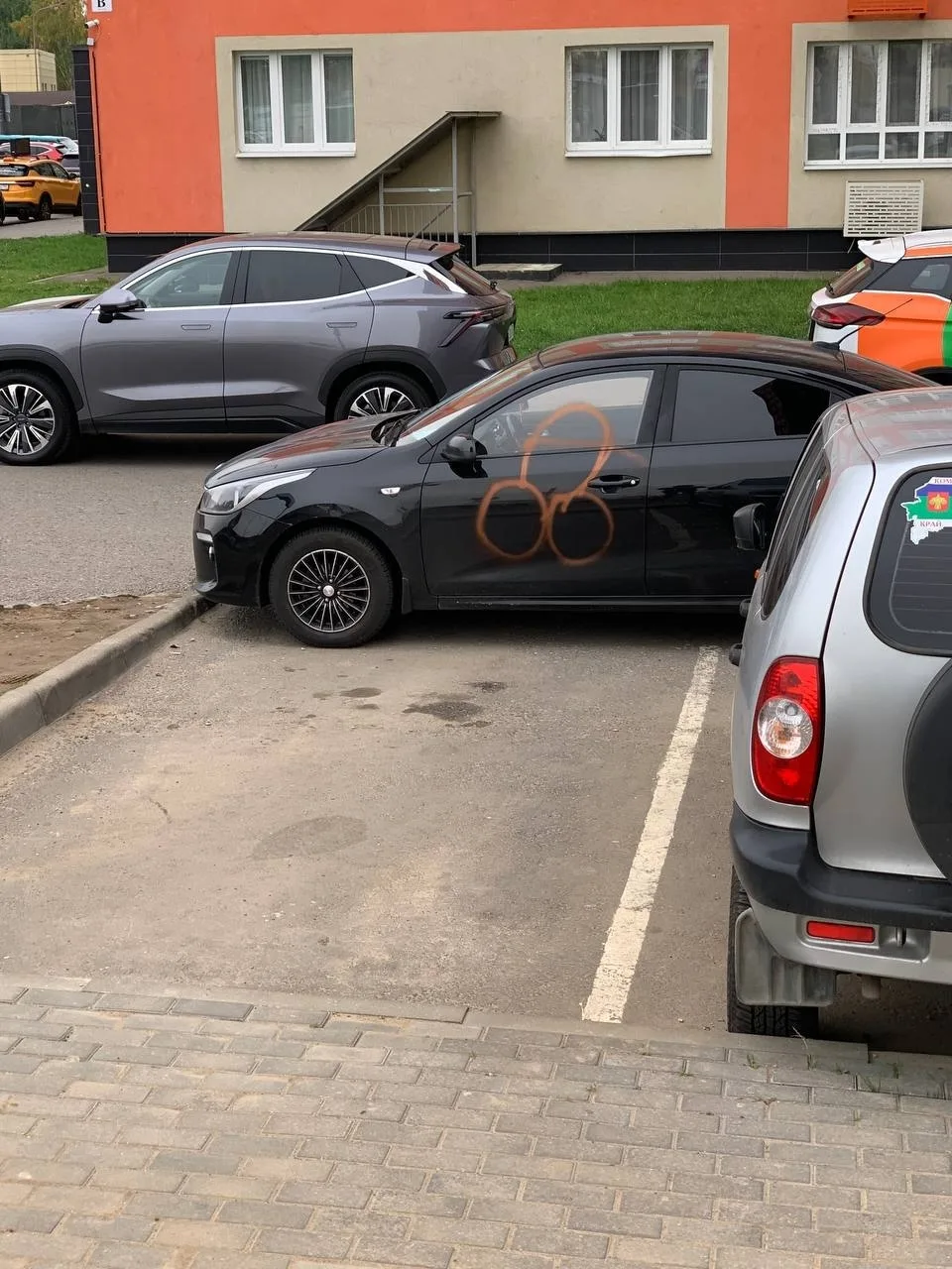Вот так, в ЖК «Пехра» наказали за неправильную парковку. Бойтесь граждане!