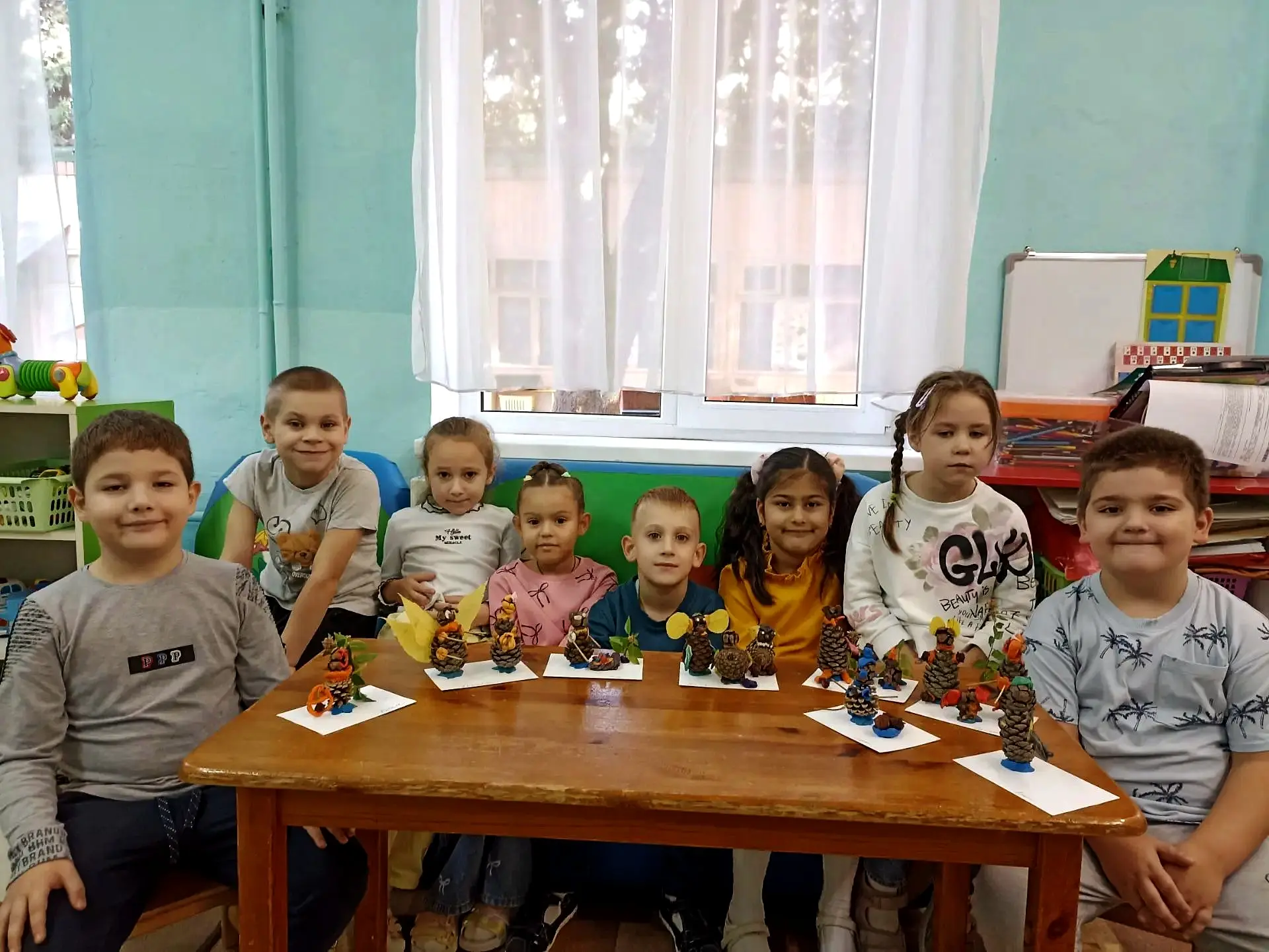 В группе № 1 прошло творческое занятие: ребята создавали лесных обитателей из шишек.