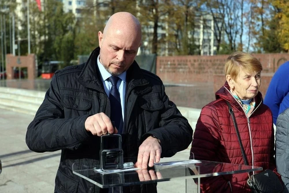 Торжественное гашение почтовой марки, посвященной Владимиру, прошло на площади Победы. ...