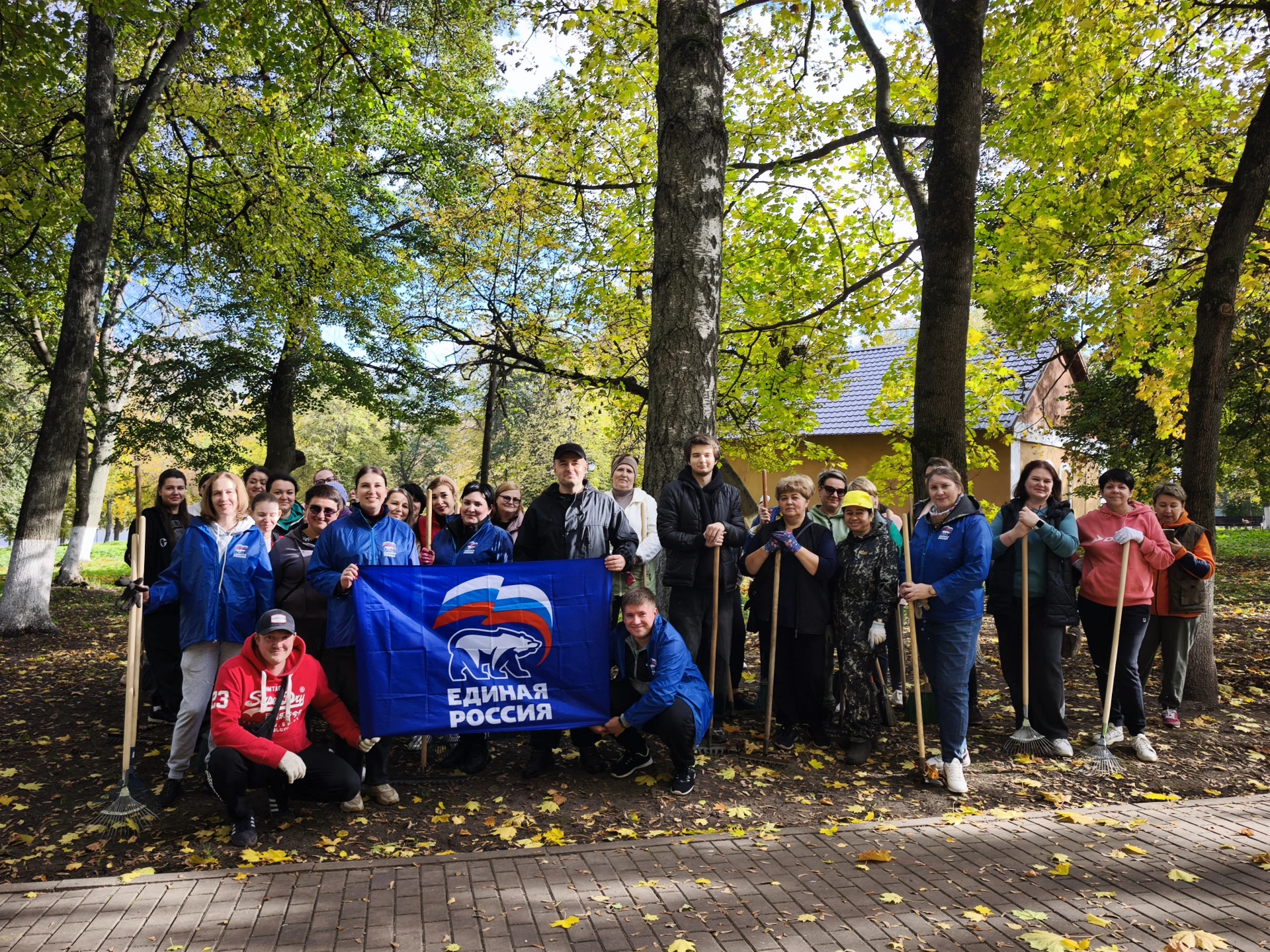 Тёплый осенний день словно специально был создан для доброго дела. 🍁🍂🌞Солнце мягко о...