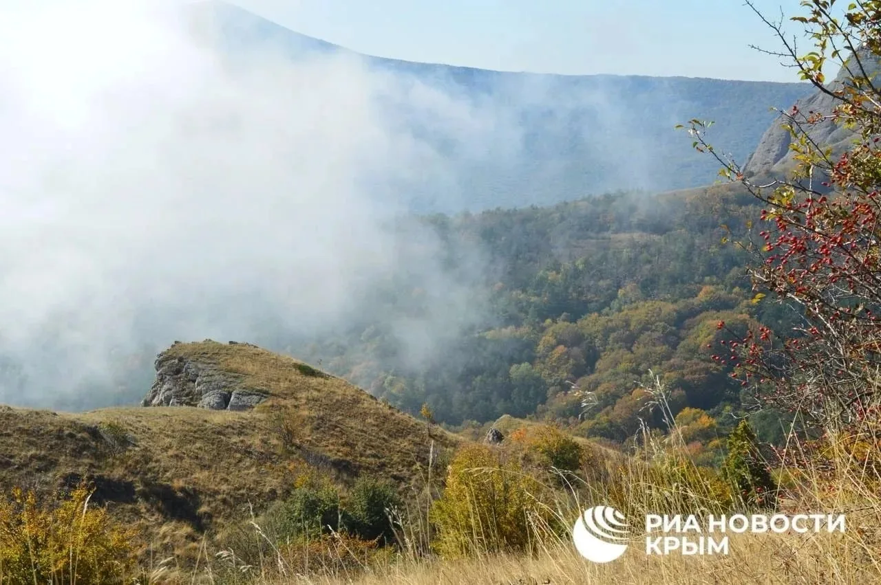 Невероятные виды на крымские просторы открываются со скалы Козырек
